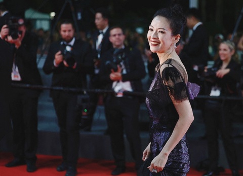 Chương Tử Di nhận đặc quyền với 3 phút 'bung lụa' ở thảm đỏ Cannes 2024- Ảnh 1. Bộ đầm