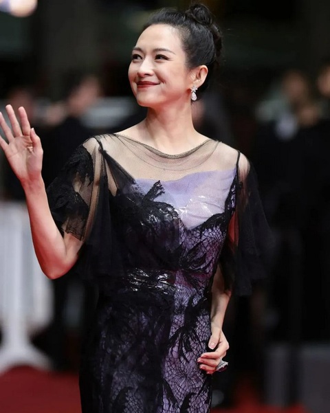 Chương Tử Di nhận đặc quyền với 3 phút 'bung lụa' ở thảm đỏ Cannes 2024- Ảnh 2. Sở dĩ, Chương Tử Di được gọi là 'Chương quốc tế' vì cô là một trong những ngôi sao Hoa ngữ nổi tiếng nhất và được chào đón nhất tại các sân chơi quốc tế, từ nhiều năm trước.