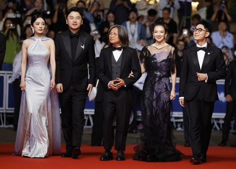 Chương Tử Di nhận đặc quyền với 3 phút 'bung lụa' ở thảm đỏ Cannes 2024- Ảnh 6. Chương Tử Di cùng đoàn phim ra mắt truyền thông quốc tế.