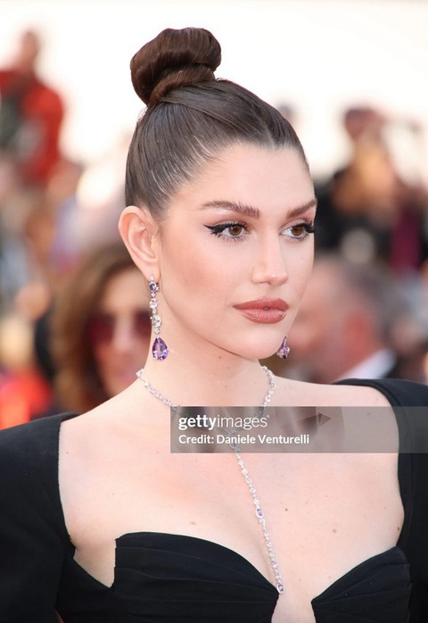 Vợ chồng Á hậu Phương Nga đổ bộ thảm đỏ Cannes- Ảnh 11. Isabella Menin toát lên khí chất quyền lực trong bộ váy đuôi cá đen đính lông vũ, ôm sát cơ thể.