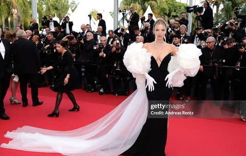 Vợ chồng Á hậu Phương Nga đổ bộ thảm đỏ Cannes- Ảnh 9. Fashionista Leonie Hanne tích cực lăng xê các thiết kế nữ tính, tông màu đen trắng trong mùa Cannes 2024.