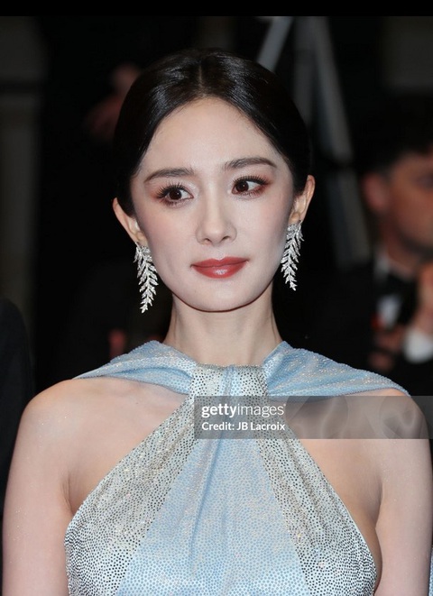 Vợ chồng Á hậu Phương Nga đổ bộ thảm đỏ Cannes- Ảnh 13. Dương Mịch tái xuất Cannes sau 12 năm. Ngôi sao Hoa ngữ khoe sắc trong mẫu đầm xanh ngọc, chất liệu vải bóng tạo hiệu ứng thị giác đẹp mắt.