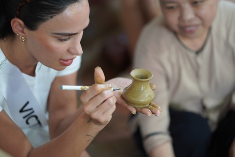 Dàn hoa hậu Úc dạo bộ, nặn gốm gây chú ý ở Hội An- Ảnh 1. Người đẹp Úc trải nghiệm làng gốm Thanh Hà - Ảnh: BẢO CHÂU