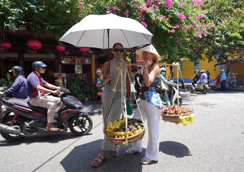 Dàn hoa hậu Úc dạo bộ, nặn gốm gây chú ý ở Hội An- Ảnh 2. Các thí sinh đi bộ và trải nghiệm hàng rong ở phố cổ - Ảnh: BẢO CHÂU