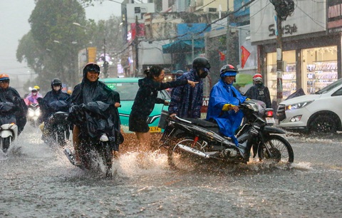 Mây dông đang kéo về Bình Dương, Đồng Nai, TP.HCM, cảnh báo dông, sét, mưa lớn- Ảnh 2. Đài khí tượng thủy văn khu vực Nam Bộ cảnh báo mưa lớn và dông lốc cục tại Nam Bộ - Ảnh: CHÂU TUẤN