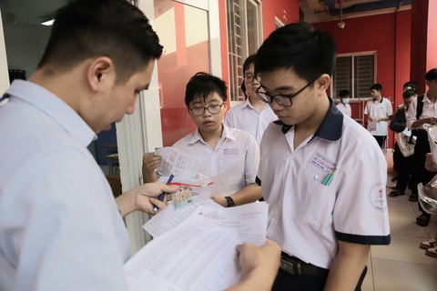 Ca sĩ Đen Vâu vào đề thi văn tuyển sinh lớp 10 Trường phổ thông Năng khiếu- Ảnh 2. Giám thị kiểm tra hồ sơ thí sinh trước khi vào phòng thi - Ảnh: NHƯ HÙNG