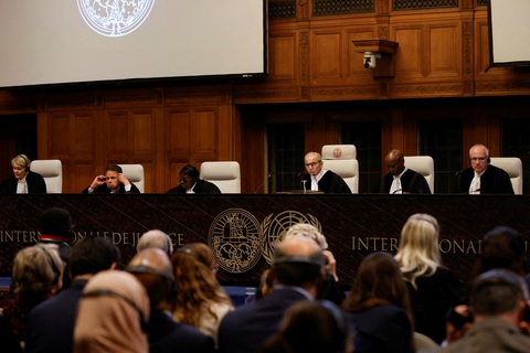 Quốc gia châu Âu yêu cầu Israel tuân thủ phán quyết của tòa ICJ ở Dải Gaza- Ảnh 1. Thẩm phán Nawaf Salam, chủ tịch Tòa án Công lý quốc tế (ICJ), trong buổi đưa ra phán quyết tại The Hague, Hà Lan hôm 24-5 - Ảnh: REUTERS