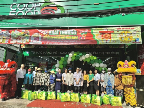 Co.op Food khai trương cửa hàng thứ 595 tại TP Thủ Đức với hàng loạt chương trình khuyến mãi- Ảnh 4. Trao tặng quà cho bà con có hoàn cảnh khó khăn tại buổi lễ khai trương Co.op Food KDC Hiệp Bình