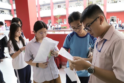 TP.HCM: Gần 4.000 học sinh bước vào kỳ thi tuyển sinh lớp 10 đầu tiên- Ảnh 3. Giám thị đang kiểm tra giấy tờ cá nhân của thí sinh trước khi vào phòng thi tham dự kỳ thi tuyển sinh lớp 10 Trường phổ thông Năng khiếu. Ảnh chụp tại điểm thi Trường trung học thực hành Sài Gòn Q.5, TP.HCM - Ảnh: NHƯ HÙNG