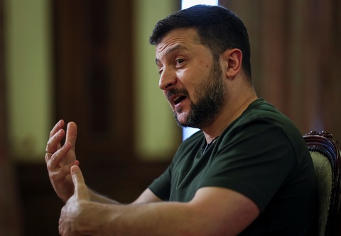 Ông Zelensky nói Ukraine kiểm soát khu vực Nga tiến quân ở Kharkov- Ảnh 1. Tổng thống Ukraine Volodymyr Zelensky trả lời phỏng vấn ngày 20-5 - Ảnh: REUTERS