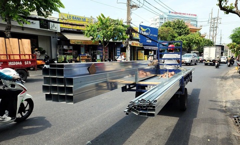 Rất dễ bắt gặp những hình ảnh xe ba gác, xe lôi tự chế chở hàng cồng kềnh, nguy hiểm chạy trên đường phố TP.HCM. Trong ảnh: là xe ba gác chở hàng cồng kềnh chạy trên đường Kha Vạn Cân, TP Thủ Đức - Ảnh: MINH HÒA Rất dễ bắt gặp những hình ảnh xe ba gác, xe lôi tự chế chở hàng cồng kềnh, nguy hiểm chạy trên đường phố TP.HCM. Trong ảnh: là xe ba gác chở hàng cồng kềnh chạy trên đường Kha Vạn Cân, TP Thủ Đức - Ảnh: MINH HÒA