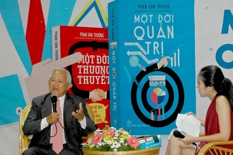 Đi cùng thương hiệu: Sức bật doanh nghiệp từ dấu ấn lãnh đạo- Ảnh 2. Giáo sư Phan Văn Trường là tác giả của nhiều cuốn sách hay về quản trị như: Một đời quản trị, Một đời thương thuyết, Cơn lốc quản trị,... - Ảnh: TL