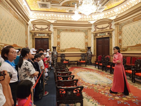 Các em thiếu nhi tham quan trụ sở UBND TP.HCM - Ảnh: H.K Các em thiếu nhi tham quan trụ sở UBND TP.HCM - Ảnh: H.K