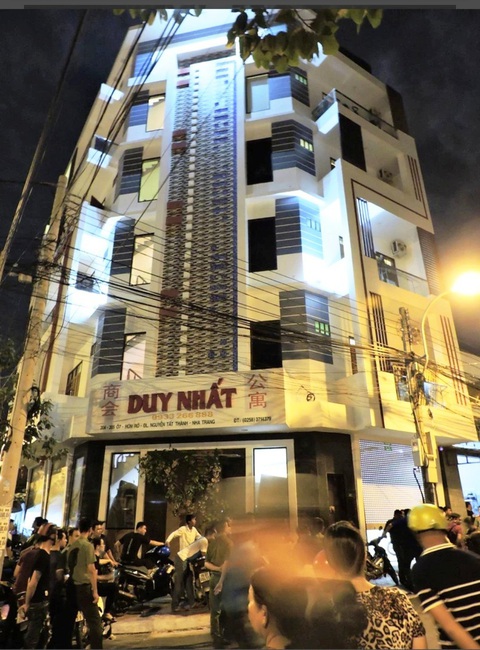 Vụ đánh bạc lớn ở Nha Trang: Mở nhiều sòng bạc, giao người nước ngoài điều hành- Ảnh 1. Công an tỉnh Khánh Hòa và Công an TP Nha Trang cũng từng bắt quả tang 40 người đánh bạc và tổ chức điều hành đều là người Trung Quốc tại khách sạn Duy Nhất ở khu Hòn Rớ, TP Nha Trang vào tháng 4-2019 - Ảnh: PHAN SÔNG NGÂN