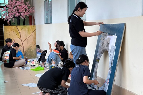 Các bạn sinh viên chuẩn bị phục trang, cảnh trí cho vở diễn - Ảnh: BTC Các bạn sinh viên chuẩn bị phục trang, cảnh trí cho vở diễn - Ảnh: BTC