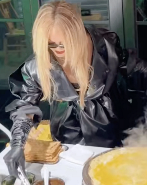 'Nữ hoàng kem trộn' Rihanna trổ tài làm món bánh 2.000 năm tuổi- Ảnh 3. Dù mới làm lần đầu nhưng Rihanna vẫn có thể tạo nên một chiếc bánh xèo ngon như một