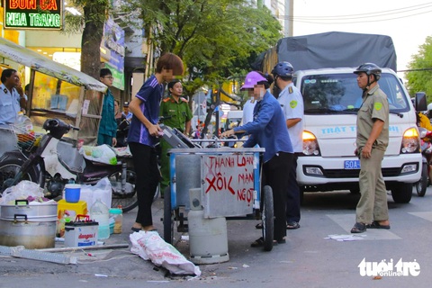Quận Bình Thạnh đẩy mạnh tuần tra, hàng rong nháo nhác Một trường hợp bị Phòng quản lý đô thị thu giữ xe đẩy bán hàng trên đường Nguyễn Gia Trí, quận Bình Thạnh - Ảnh: TIẾN QUỐC