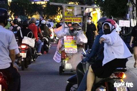 Quận Bình Thạnh đẩy mạnh tuần tra, hàng rong nháo nhác Một xe đẩy hàng rong đẩy xe chạy ngược chiều trốn lực lượng Phòng quản lý đô thị, bất chấp xe cộ đông đúc trên đường Nguyễn Gia Trí - Ảnh: TIẾN QUỐC