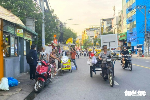Quận Bình Thạnh đẩy mạnh tuần tra, hàng rong nháo nhác Hàng loạt xe đẩy hàng rong ào ào chạy, tháo dỡ đồ đạc tạo nên khung cảnh hỗn loạn - Ảnh: TIẾN QUỐC