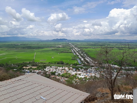 Ngắm cảnh đồng bằng miền Tây từ căn biệt thự đá bỏ hoang- Ảnh 6. View bao quát nhìn từ ban công. Đây là điểm ngắm mây cực đẹp vào sáng sớm - Ảnh: CHÍ HẠNH