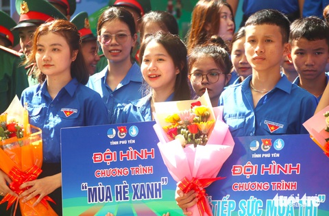 Các chiến sĩ tình nguyện sẽ cùng nhau thực hiện các mục tiêu trong năm 2024 như xây mới 4 nhà nhân ái, nhà tình nghĩa, nhà kế hoạch nhỏ, lắp đặt 240 tấm bản đồ Việt Nam tại các trường học, trồng mới 50.000 cây xanh, làm, sửa chữa 12 km đường giao thông nông thôn, hỗ trợ 5.000 thiếu nhi có hoàn cảnh khó khăn... - ẢnH: NGUYỄN HOÀNG Các chiến sĩ tình nguyện tham gia chiến dịch