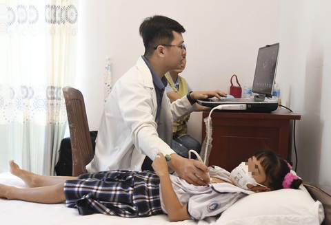 2.000 trẻ khó khăn ở Hà Tiên được khám tầm soát miễn phí dị tật tim bẩm sinh- Ảnh 1. Các em học sinh ở TP Hà Tiên được khám tầm soát và điều trị miễn phí dị tật tim bẩm sinh - Ảnh: HỒNG ĐIỆP