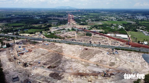 Dự án cao tốc Biên Hòa - Vũng Tàu đang ra sao?- Ảnh 1. Cao tốc Biên Hòa - Vũng Tàu đoạn qua huyện Long Thành, Đồng Nai đang được triển khai ở một số địa điểm. Tuy nhiên đến nay việc giải phóng mặt bằng vẫn tương đối chậm - Ảnh: A LỘC