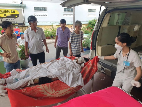 Nạn nhân nghi tự thiêu được đưa vào cấp cứu tại Trung tâm Y tế TP Thuận An, tỉnh Bình Dương - Ảnh: A.H. Nạn nhân nghi tự thiêu được đưa vào cấp cứu tại Trung tâm Y tế TP Thuận An, tỉnh Bình Dương - Ảnh: A.H.