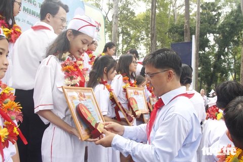 Ngắm 'chiến sĩ Điện Biên' nhí TP.HCM kéo pháo, trườn hào- Ảnh 2. Ông Nguyễn Mạnh Cường, trưởng Ban Dân vận Thành ủy TP.HCM, trao khen thưởng cho các liên đội trưởng tiêu biểu toàn thành năm 2024 - Ảnh: CÔNG TRIỆU