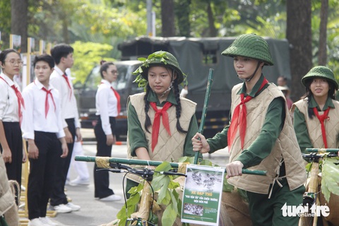 Ngắm 'chiến sĩ Điện Biên' nhí TP.HCM kéo pháo, trườn hào- Ảnh 4. Khối diễu hành của Đại đoàn Tây Bắc tái hiện lực lượng công binh và hậu cần - vận tải - Ảnh: CÔNG TRIỆU