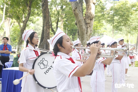 Ngắm 'chiến sĩ Điện Biên' nhí TP.HCM kéo pháo, trườn hào- Ảnh 6. Thi trống kèn nghi lễ tại hội thi nghi thức Đội năm học 2023 - 2024 - Ảnh: CÔNG TRIỆU