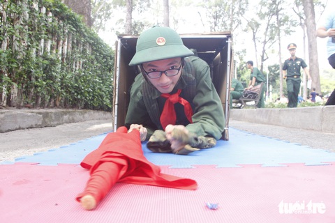 Ngắm 'chiến sĩ Điện Biên' nhí TP.HCM kéo pháo, trườn hào- Ảnh 7. Đội viên, học sinh TP.HCM hóa thân thành bộ đội ở sân chơi “Tự hào chiến sĩ Điện Biên thành phố Bác Hồ” - Ảnh: CÔNG TRIỆU