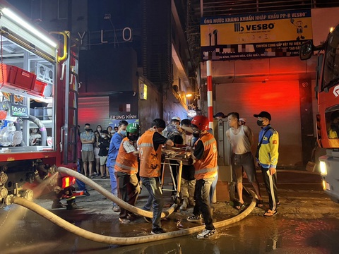 Đã có kết quả ADN 3 nạn nhân không thể nhận dạng trong vụ cháy nhà trọ ở Trung Kính- Ảnh 2. Lực lượng chức năng đưa các nạn nhân ra khỏi đám cháy - Ảnh: MINH THANH