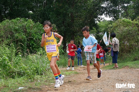 Các em nhỏ đang chạy trên đường địa hình ở cự ly 2km. Ảnh: TRÍ ĐỨC Các em nhỏ đang chạy trên đường địa hình ở cự ly 2km - Ảnh: DIỆU LINH
