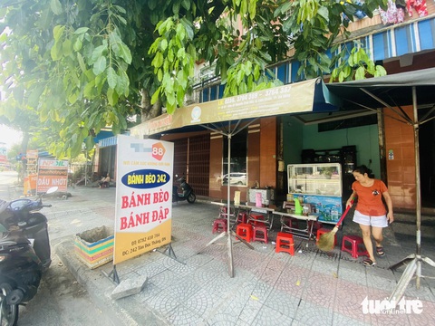Chủ quán ở Đà Nẵng ngơ ngác khi biết mình quảng cáo cho web cờ bạc- Ảnh 6. Bà Lê Thị Nga bối rối khi biết mình đang vô tình quảng cáo cho web cờ bạc trực tuyến, nhưng hiện chưa biết cách xử lý vì chưa có cơ quan chức năng hướng dẫn - Ảnh: ĐOÀN NHẠN
