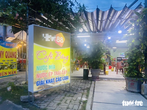 Chủ quán ở Đà Nẵng ngơ ngác khi biết mình quảng cáo cho web cờ bạc- Ảnh 8. Quán cà phê trên đường Nam Trân có logo web cờ bạc trực tuyến - Ảnh: ĐOÀN NHẠN
