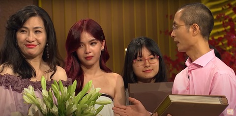 Tin tức giải trí 26-5: Decao lên tiếng sau livestream khóc lóc của Lâm Minh, nói đã 'tăng tương tác'- Ảnh 4. Ca sĩ Thùy Dung xúc động trong khoảnh khắc đứng với gia đình mình trên VTV - Ảnh: chụp màn hình