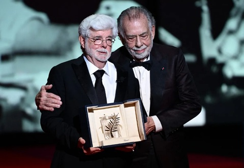 George Lucas nhận Cành cọ vàng danh dự từ đạo diễn Francis Ford Coppola. George Lucas nhận Cành cọ vàng danh dự từ đạo diễn Francis Ford Coppola.