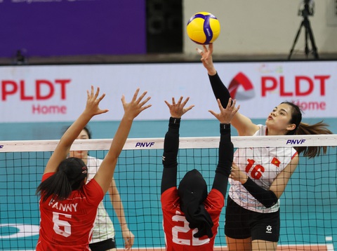 Bóng chuyền nữ Việt Nam đánh bại Indonesia, toàn thắng vòng bảng AVC Challenge Cup- Ảnh 1. Vi Thị Như Quỳnh (áo trắng) có nhiều đóng góp trong trận gặp Indonesia - Ảnh: AVC