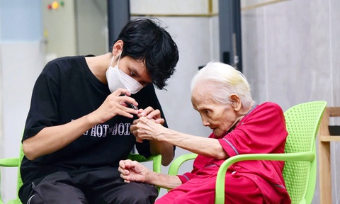 Người già cần được quan tâm, chăm sóc nhiều hơn - Ảnh : DUYÊN PHAN Người già cần được quan tâm, chăm sóc nhiều hơn - Ảnh : DUYÊN PHAN