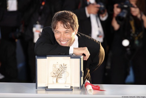 Phim Anora thắng giải cao quý nhất - Cành cọ vàng tại LHP Cannes lần thứ 77. Đạo diễn Sean Baker bên cạnh tượng vàng sau khi LHP bế mạc ngày 25.5 tại Pháp Phim Anora thắng giải cao quý nhất - Cành cọ vàng tại LHP Cannes lần thứ 77. Đạo diễn Sean Baker bên cạnh tượng vàng sau khi LHP bế mạc ngày 25-5 tại Pháp