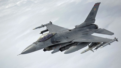 Quan chức Nga tiết lộ Matxcơva tấn công nơi Ukraine sắp nhận tiêm kích F-16- Ảnh 1. Một chiếc tiêm kích F-16 - Ảnh: RBC
