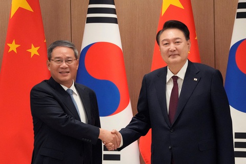 Thủ tướng Trung Quốc Lý Cường (trái) gặp Tổng thống Hàn Quốc Yoon Suk Yeol tại Seoul, ngày 26-5 - Ảnh: REUTERS Thủ tướng Trung Quốc Lý Cường (trái) gặp Tổng thống Hàn Quốc Yoon Suk Yeol tại Seoul, ngày 26-5 - Ảnh: REUTERS