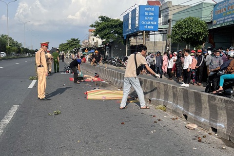 Chạy xe máy vào làn ô tô trên quốc lộ 51, hai người tử vong- Ảnh 1. Hiện trường vụ tai nạn trên quốc lộ 51 khiến hai bà cháu chết tại chỗ - Ảnh: A.B.
