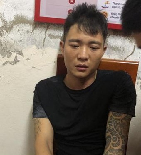 Đâm chết bạn nhậu vì tranh cãi về lưới bát quái- Ảnh 1. Trịnh Văn Sơn tại cơ quan công an sau khi gây án - Ảnh: H.A.
