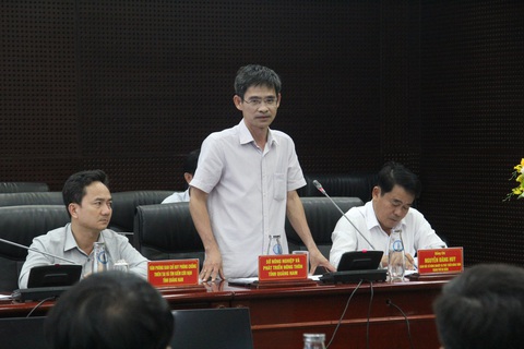 Mặn lên cao, sớm bắt tay xây đập tạm chia nước Đà Nẵng - Quảng Nam- Ảnh 2. Lãnh đạo Sở Nông nghiệp và Phát triển nông thôn tỉnh Quảng Nam trao đổi tại cuộc họp ngày 7-5 do Bộ Nông nghiệp và Phát triển nông thôn chủ trì tổ chức với tỉnh Quảng Nam và Đà Nẵng để thống nhất công trình ở Quảng Huế - Ảnh: TRƯỜNG TRUNG