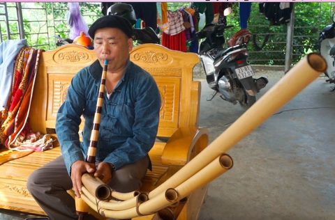 Mùa Mí Nam kiểm tra cây khèn dài 1,6m chuẩn bị gửi sang Mỹ - Ảnh: VŨ TUẤN Mùa Mí Nam kiểm tra cây khèn dài 1,6m chuẩn bị gửi sang Mỹ - Ảnh: VŨ TUẤN