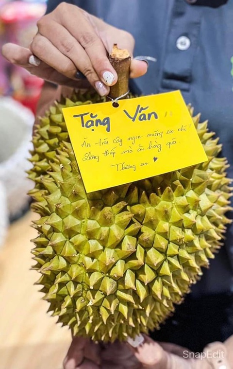 Ảnh vui 26-5: Lương thấp là không được ăn sầu riêng sao?!- Ảnh 1. Vậy là phải ăn nhiều hơn nữa mới