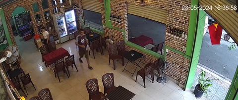 Nhiều hàng quán ở Vũng Tàu 'tố' người nước ngoài lừa đảo lấy tiền thừa- Ảnh 1. Người khách nước ngoài lừa đảo, lấy tiền của chị Hạnh đang bước ra khỏi quán - Ảnh chụp lại từ camera