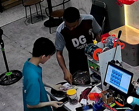 Nhiều hàng quán ở Vũng Tàu 'tố' người nước ngoài lừa đảo lấy tiền thừa- Ảnh 3. Nhưng sau đó đã đưa thêm tiền cho người này - Ảnh cắt từ camera an ninh